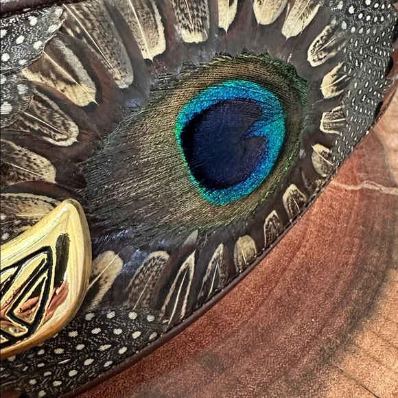 Insane vintage belt! Peacock feathers and gold colored clasp. Adjustable size - Picture 4 of 8